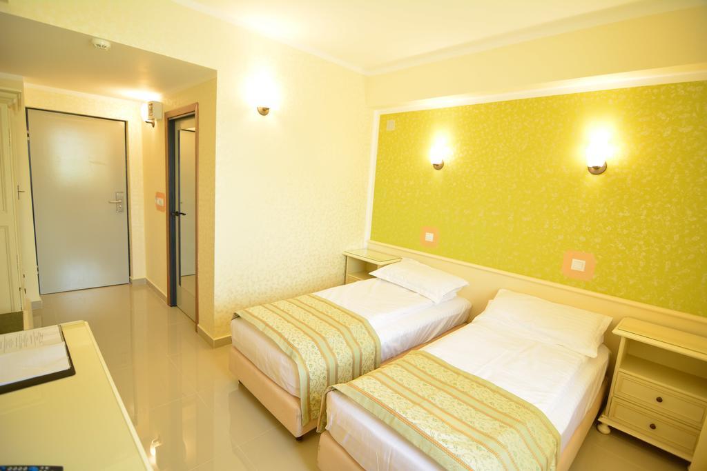 Hotel Seneca Baia Mare Extérieur photo
